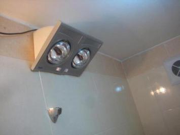 Phòng tắm nào thích hợp sử dụng đèn sưởi Hans 2 bóng